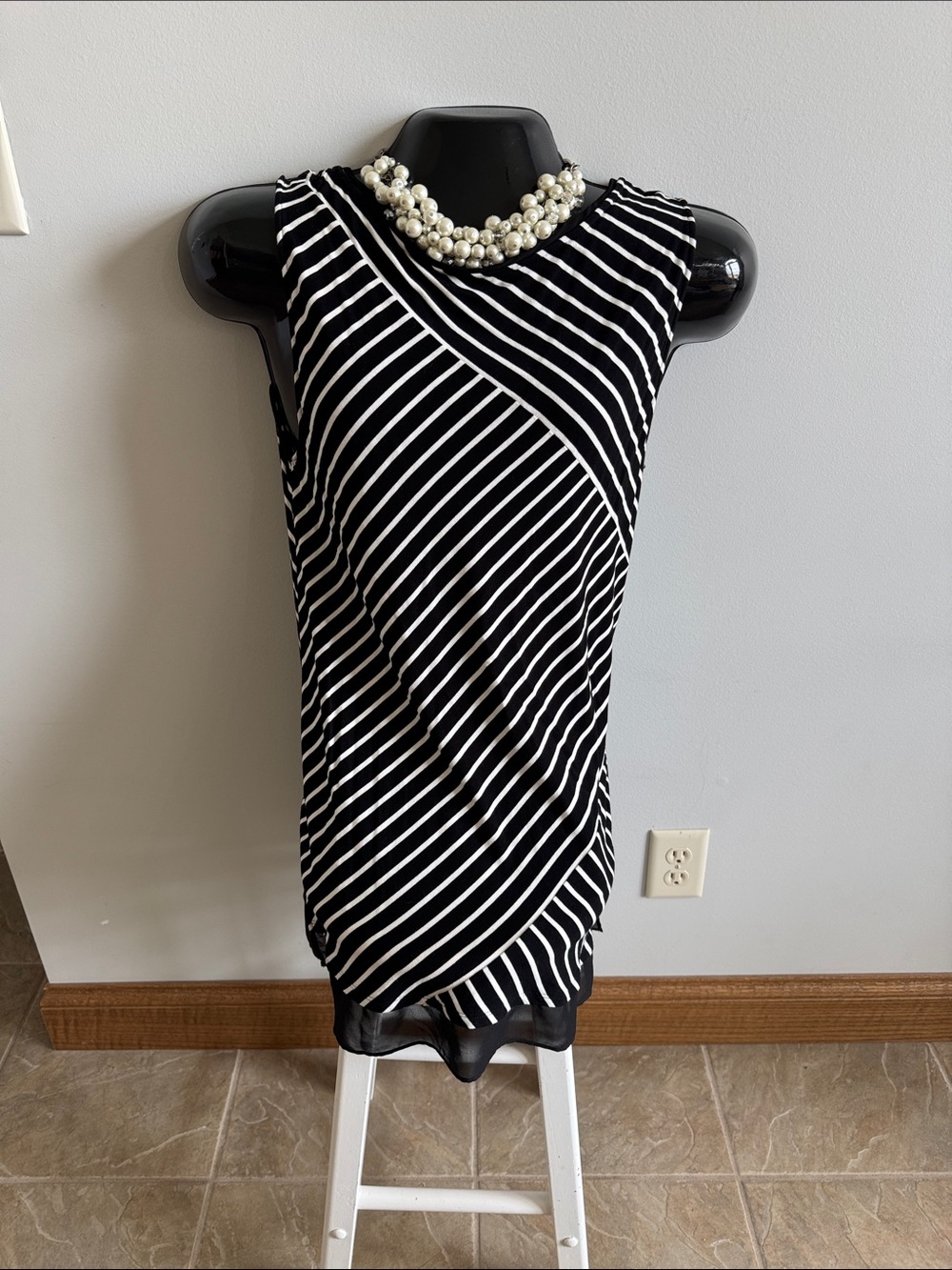 White House Black Market tank sz L
